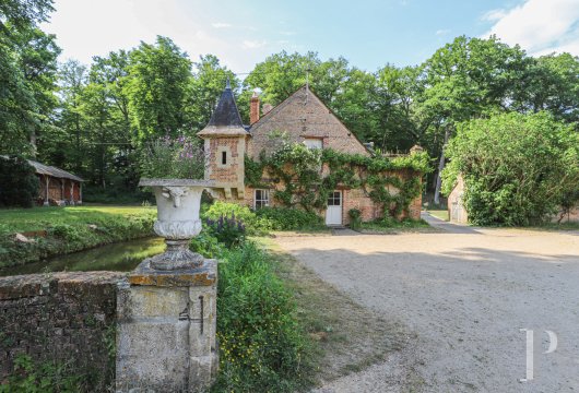 The former defence pavilion of a 16th century chateau transformed into a gîte, surrounded by a landscape of forests and lakes in Sologne, near to Chambord - photo  n°2